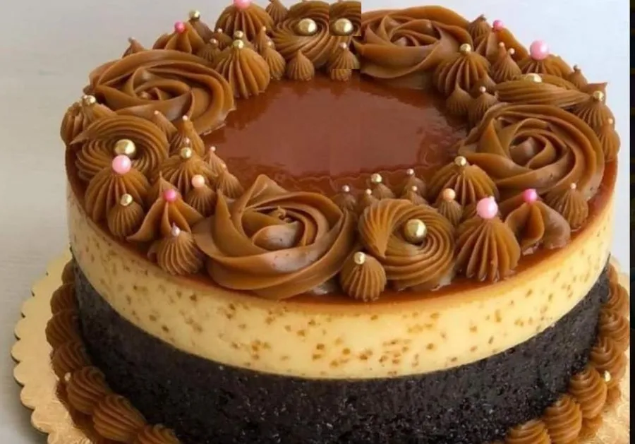 Chocoflan with berries